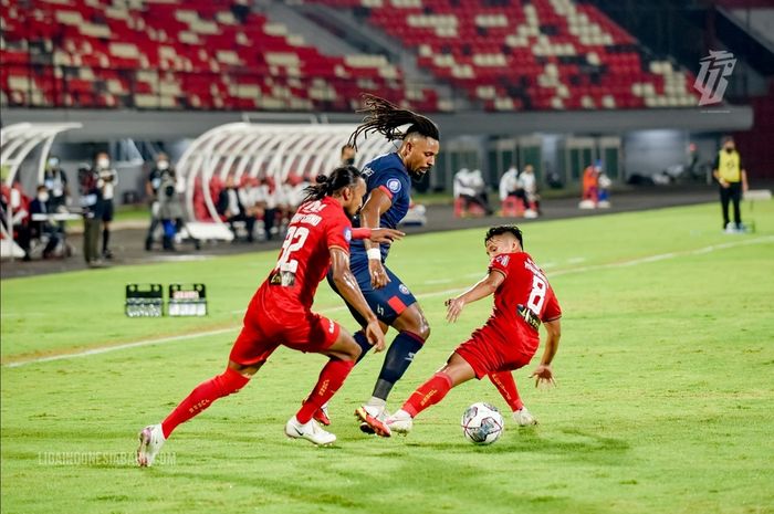 Gelandang Persija Jakarta, Syahrial Abimanyu dan Rohit Chand sedang merebut bola dari pemain Arema FC, Carlos Fortes, pada lanjutan pekan ke-23 Liga 1 2021-2022 di Stadion Kapten I Wayan Dipta, Gianyar, Sabtu (5/2/2022).