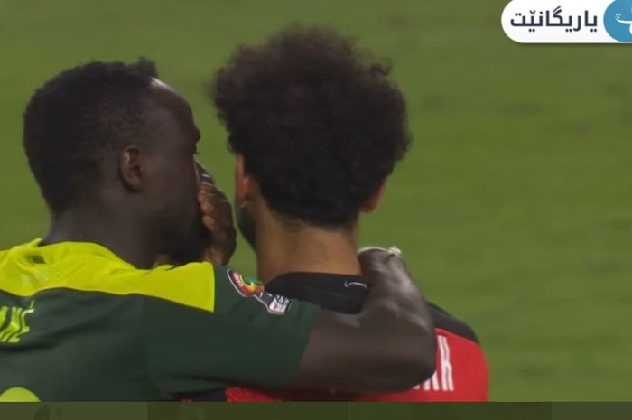 Momen Mohamed Salah dihibur Sadio Mane usai kekalahan Mesir dari Senegal di final Piala Afrika 2021, Minggu (6/2/2022) di Yaounde.