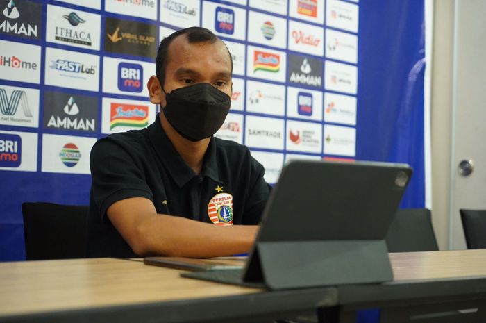 Riko Simanjuntak saat konferensi pers sebelum pertandingan Persija vs Madura United, Selasa (8/2/2022).