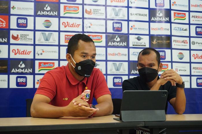 Ferdiansyah dan Riko Simanjuntak saat konferensi pers sebelum pertandingan Persija vs Madura United, Selasa (8/2/2022).