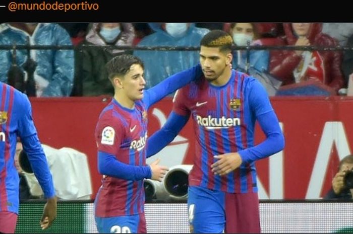 Dua pemain muda Barcelona, Pablo Gavira dan Ronald Araujo.