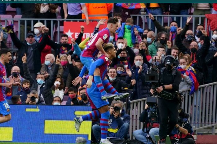 Pablo Gavira dan Ronald Araujo merayakan gol ke gawang Atletico Madrid saat Barcelona menang 4-2 di Camp Nou.