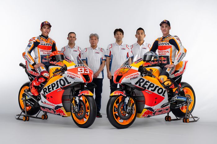 Pembalap Repsol Honda, Marc Marquez (kiri) dan Pol Espargaro (kanan), berpose bersama petinggi HRC: Manajer Tim Alberto Puig, Presiden Sinya Wakabayashi, Direktur Tetsuhiro Kuwata, Manajer Teknik Takeo Yokoyama. 