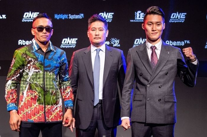Petarung asal Indonesia, Sunoto, mengenakan batik dalam jumpa pers jelang laga melawan Kwon Won Il di Tokyo dalam ajang ONE Championship: Century pada tahun 2019.