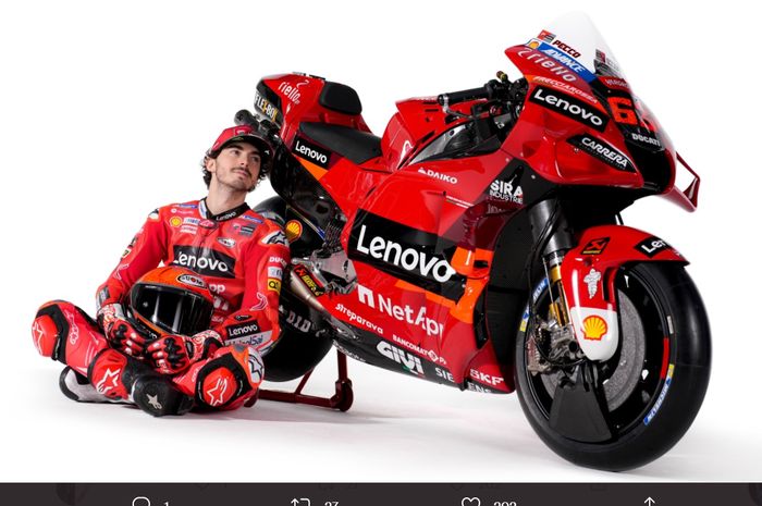 Pembalap Ducati, Francesco Bagnaia, dan motor Desmosedici GP22 yang diluncurkan pada Senin (7/2/2022).