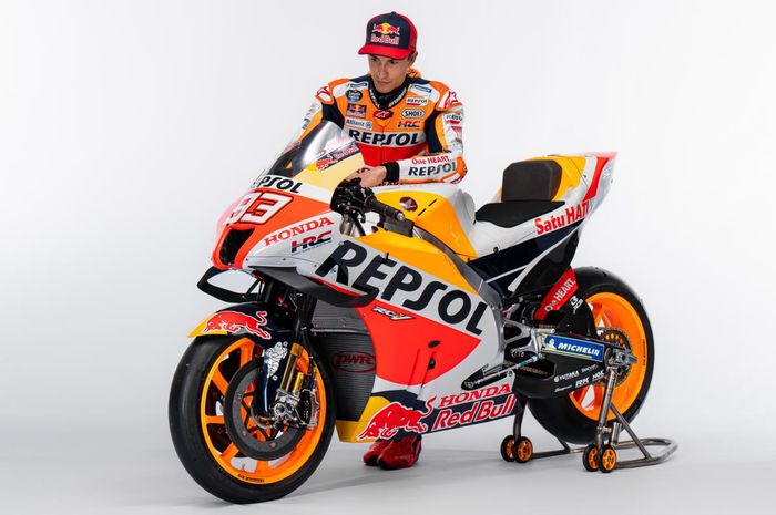 Pembalap Repsol Honda, Marc Marquez dengan livery motor RC213V untuk MotoGP 2022