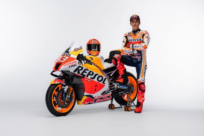 Pembalap Repsol Honda, Marc Marquez saat memperkenalkan livery baru RC213V pada presentasi tim, Selasa (8/2/2022).