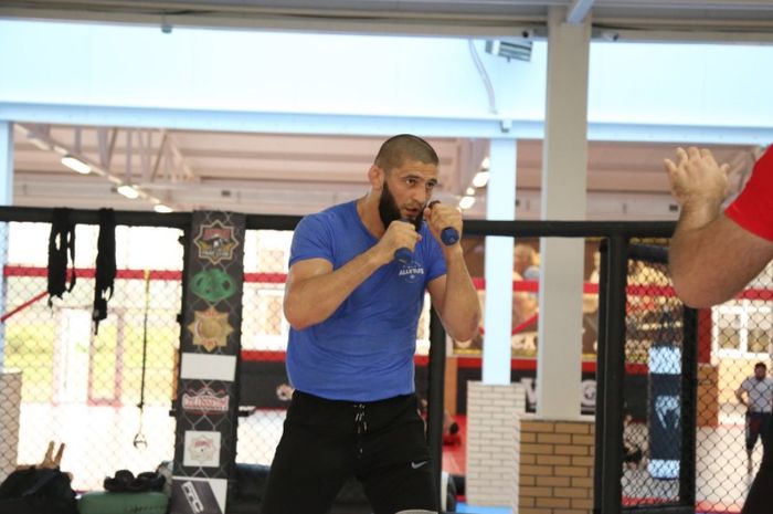 Petarung kelas welter UFC, Khamzat Chimaev, ketika sedang berlatih.
