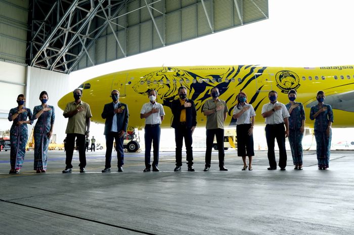 Presiden FAM Datuk Hamidin Mohd Amin (tengah) bersama CEO Malaysia Airlines Berhad Izham Ismail (5 kanan) dan pesawat Airbus A330-300 dengan livery khusus lambang Harimau Malaya di Sepang, 8 Februari 2022.