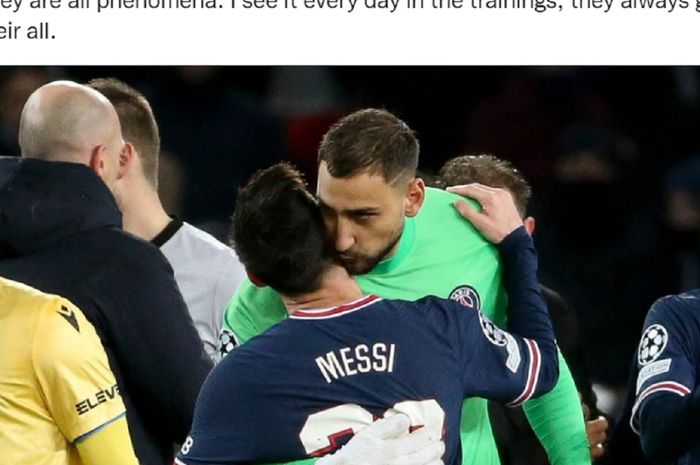 Kiper Paris Saint-Germain, Gianluigi Donnarumma, memeluk rekan setimnya, Lionel Messi. 