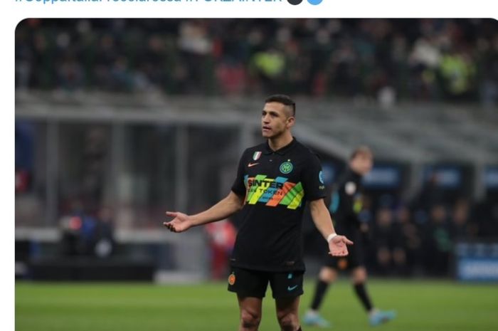 Striker Inter Milan, Alexis Sanchez, dalam laga kontra AS Roma pada Coppa Italia.