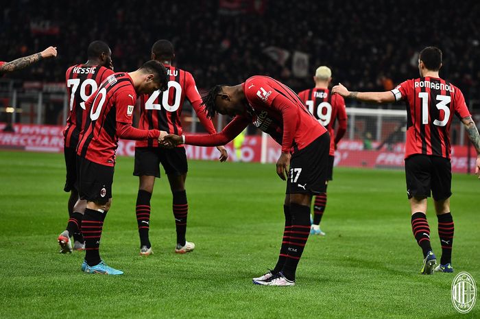 Striker AC Milan, Rafael Leao, merayakan gol ke gawang Lazio dalam laga perempat final Coppa Italia di Stadion San Siro, Rabu (9/2/2022).