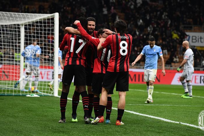 Para pemain AC Milan merayakan gol kemenangan atas Lazio yang dicetak oleh Olivier Giroud.