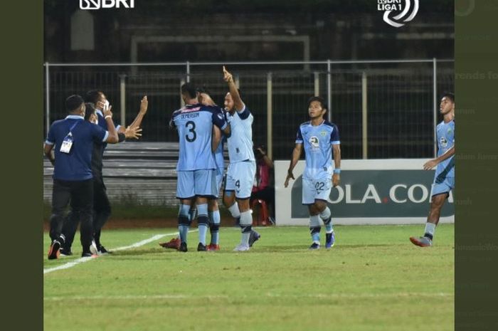 Selebrasi penyerang Persela Lamongan, Selwan Al-Jaberi usai encetak gol ke gawang Persebaya Surabaya dalam laga pekan ke-24 Liga 1 2021-2022 di Stadion Gelora Ngurah Rai, Denpasar, Bali, Kamis (10/2/2022). 