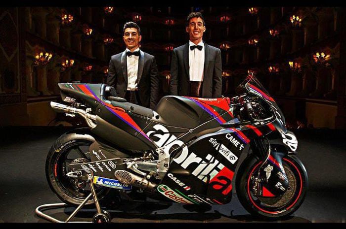 Pembalap Aprilia Racing, Maverick Vinales dan Aleix Espargaro,  berpose dengan motor Aprilia RS-GP yang akan mereka pakai pada MotoGP 2022.