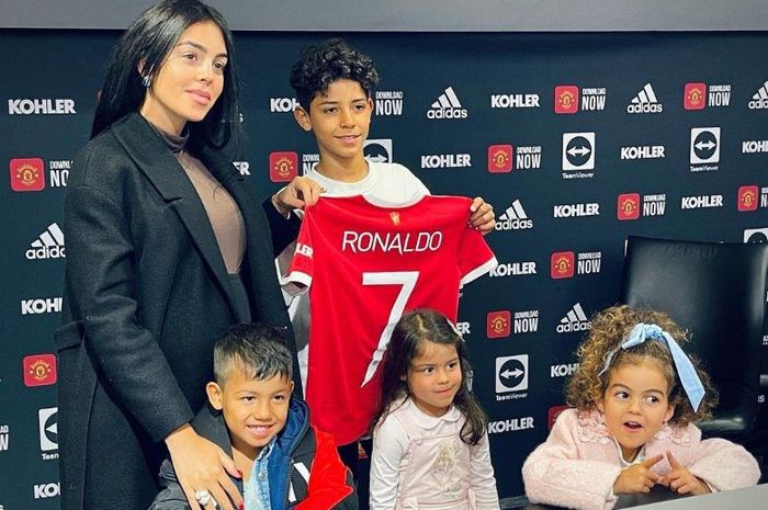Anak Cristiano Ronaldo, Cristiano Ronaldo Jr, resmi berkostum Manchester United U-12
