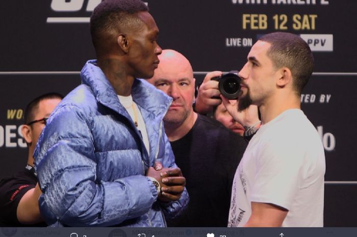 Israel Adesanya dan Robert Whittaker pada konferensi pers jelang pertandingan UFC 271.