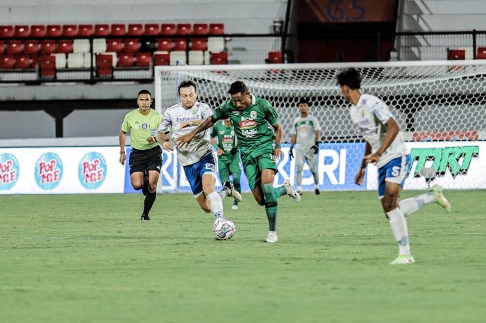 Striker PSS Sleman, Wander Luiz sedang berduel dengan pemain Persib Bandung, Marc Klok pada lanjutan pekan ke-24 Liga 1 2021-2022 di Stadion Kapten I Wayan Dipta, Gianyar, Jumat (11/2/2022).