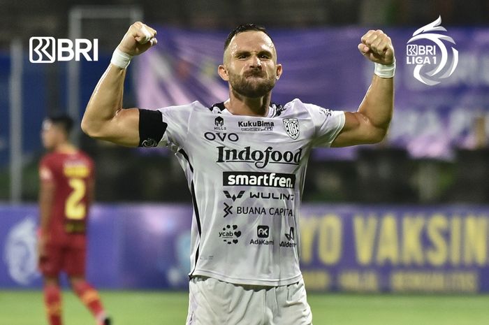 Striker Bali United, Ilija Spasojevic, merayakan gol yang dicetaknya ke Bhayangkara FC pada pekan ke-24 Liga 1 2021-2022.