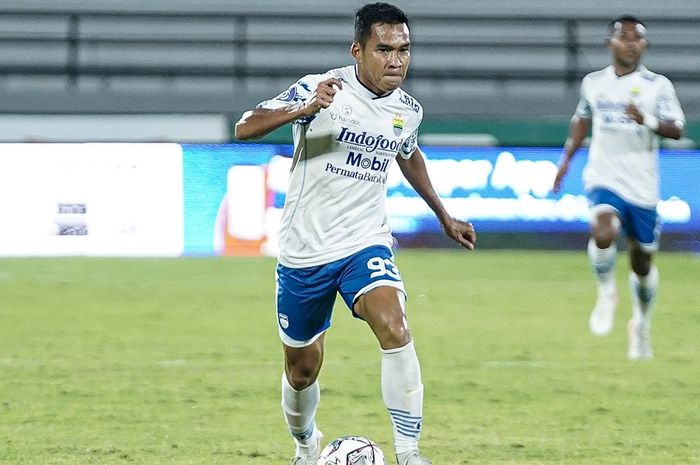 Gelandang Persib Bandung, Erwin Ramdani sedang menguasai bola saat pertandingan melawan PSS Sleman di Stadion Kapten I Wayan Dipta, Gianyar, Jumat (11/2/2022).