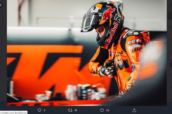 Pembalap Tech3 KTM, Raul Fernandez, saat tes pramusim MotoGP di Sirkuit Mandalika, Nusa Tenggara Barat. Fernadez tidak bisa tampil hingga sampai akhir setelah mengeluh sakit.