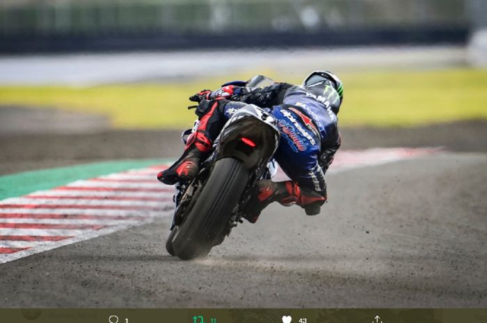 Pembalap MotoGP dari tim Monster Energy Yamaha, Fabio Quartararo kala melibas tes pramusim di Sirkuit Mandalika