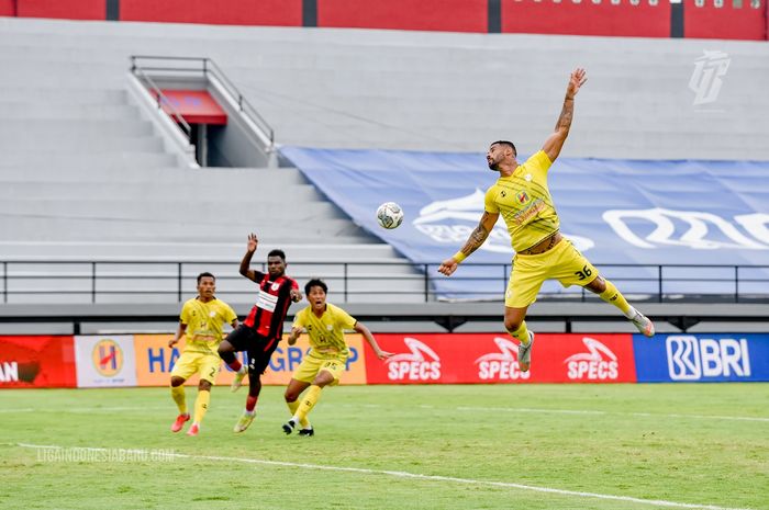 Barito Putera versus Persipura Jayapura pada laga pekan ke-25 Liga 1 2021-2022 di Stadion Kapten I Wayan Dipta, Gianyar, Bali, Senin (14/2/2022).