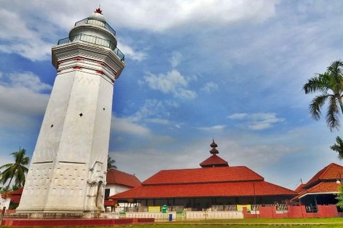Punya Menara Mirip Mercusuar, Begini Arsitektur Unik Masjid Agung