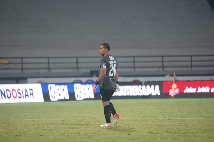 Andritany tampil gemilang dibawah mistar saat menghadapi Persebaya Surabaya pada laga pekan ke-25 Liga 1 musim 2021/22 di Stadion Kapten I Wayan Dipta, Gianyar pada Senin (14/02/2022)
