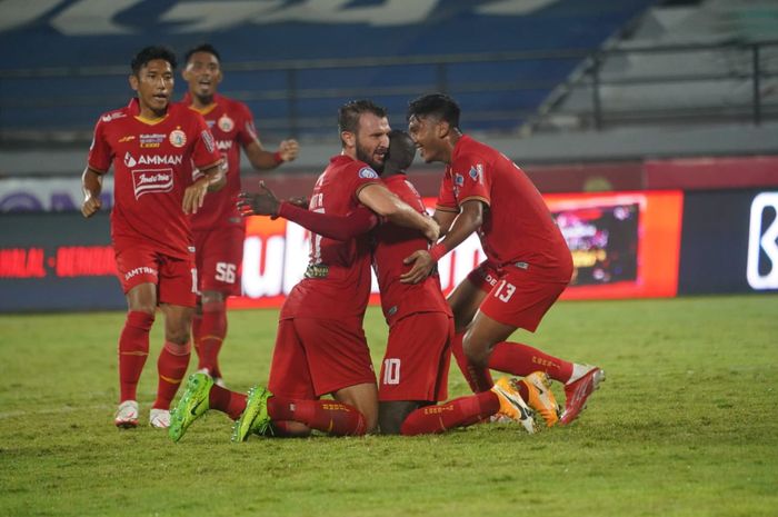 Selebrasi pemain Persija Jakarta, Makan Konate, usai mencetak gol ke gawang Persebaya Surabaya.