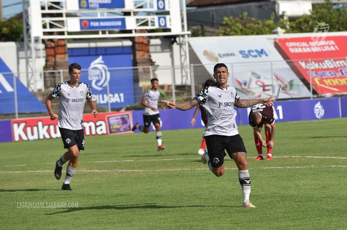 Duel antara Tira Persikabo versus PSM Makassar pada laga pekan ke-25 Liga 1 2021-2022 di Stadion Kompyang Sujana, Denpasar, Bali, Selasa (15/2/2022).