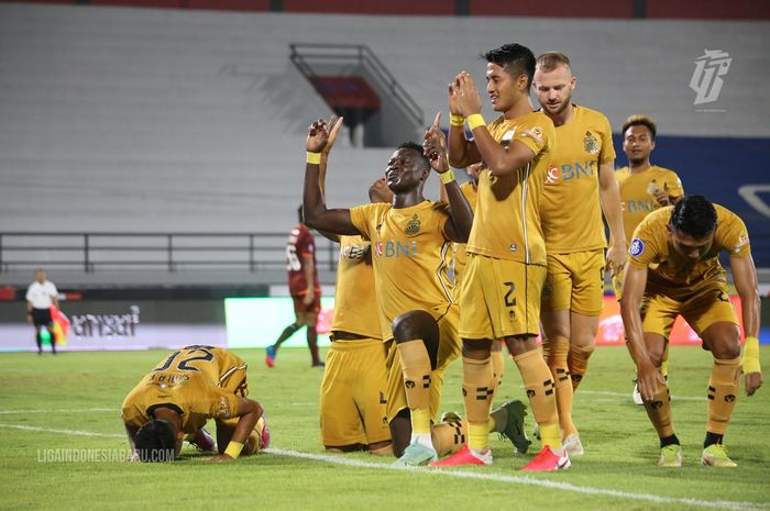 Pemain Bhayangkara FC sedang melakukan selebrasi setelah Anderson Salles berhasil mencetak gol ke gawang Borneo FC pada laga pekan ke-25 di Stadion I Gusti Ngurah Rai, Denpasar, Rabu (16/2/2022).