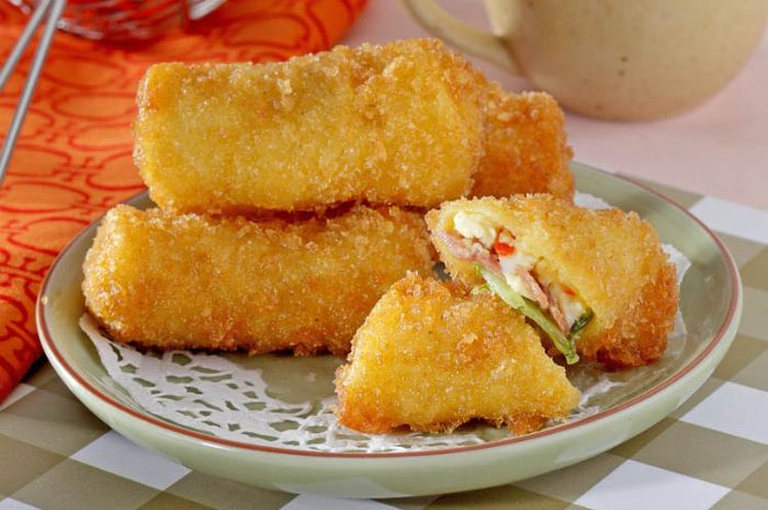 Hidangan risoles mini ayam mayo pedas untuk menu buka puasa Ramadan