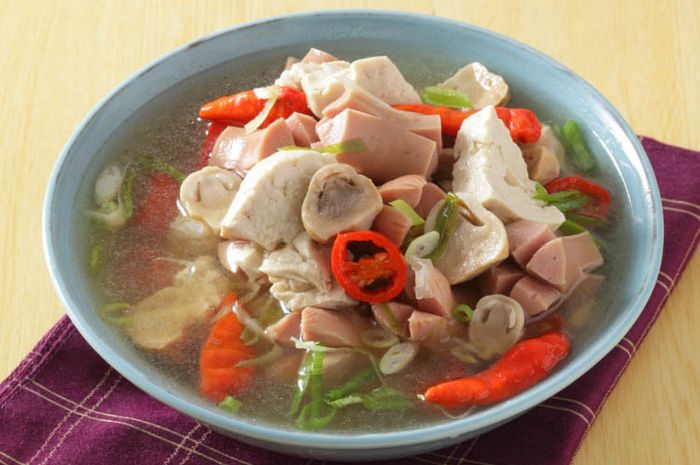 Tampilan sup tahu sosis pedas cocok untuk menu sahur Ramadhan