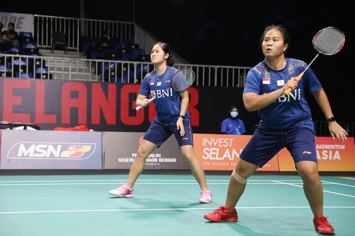 Pasangan ganda putri Indonesia, Lanny Tria Mayasari/Jesita Putri Miantoro, pada partai kelima Kejuaraan Beregu Asia 2022 melawan Kazakstan di Setia City Convention Centre, Shah Alam, Selangor, Malaysia, Rabu (16/2/2022).