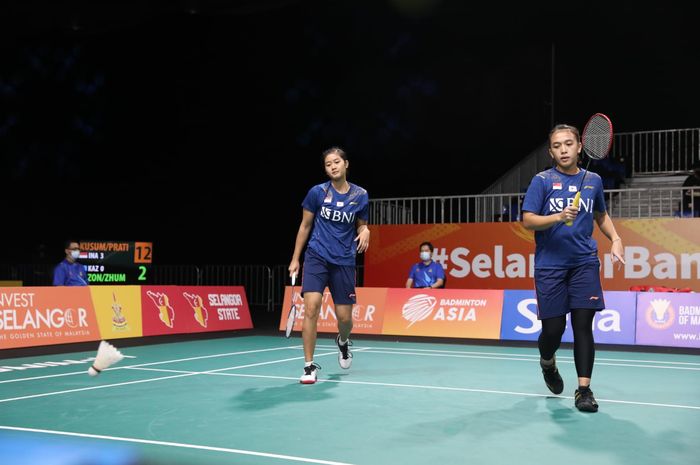 Pasangan ganda putri Indonesia, Febriana Dwipuji Kusuma/Amalia Cahaya Pratiwi, pada partai keempat melawan Kazakstan pada Kejuaraan Beregu Asia 2022 di Setia City Convention Centre, Shah Alam, Selangor, Malaysia, Rabu (16/2/2022).