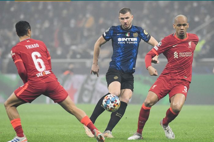 Penyerang Inter Milan, Edin Dzeko, tengah diapit oleh dua gelandang Liverpool, Thiago Alcantara dan Fabinho pada laga leg pertama babak 16 besar Liga Champions 2021-2022.