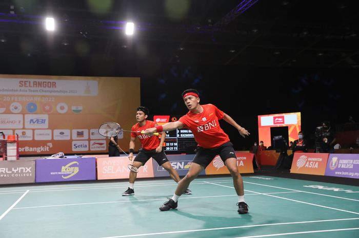 Ganda putra Indonesia, Pramudya Kusumawardana/Yeremia Erich Yoche Yacob Rambitan, saat tampil pada partai kedua Kejuaraan Beregu Asia 2022 di Setia City Convention Centre, Selangor, Malaysia, Kamis (17/2/2022).