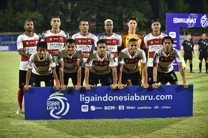 Skuad Madura United saat melawan Persiraja Banda Aceh pada laga pekan ke-25 di Stadion I Gusti Ngurah Rai, Denpasar, Senin (14/2/2022).