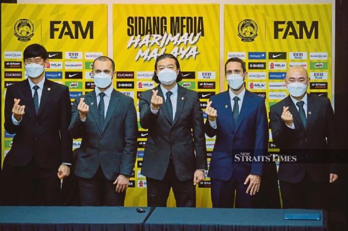 Pelatih Timnas Malaysia Kim Pan-gon (tengah) berpose dengan para asistennya dalam konferensi pers pertama mereka di Wisma FAM, Kelana Jaya, Selangor, Malaysia, Kamis (17/2/2022).