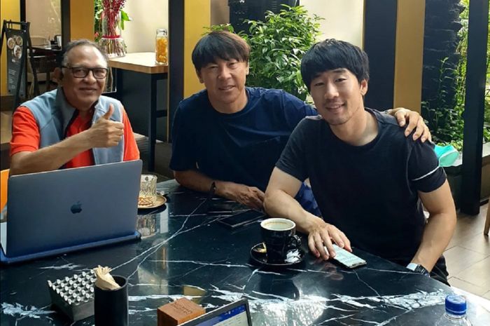 Shin Tae-yong bersama asistennya, Kim Jong-jin, dan anggota Komite Eksekutif PSSI Hasani Abdulgani, minum kopi di Jakarta, Kamis (17/2/2022).