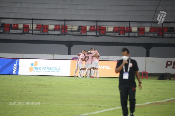 Pemain Persik Kediri melakukan selebrasi setelah berhasil mencetak gol ke gawang Persija Jakarta pada laga pekan ke-26 di Stadion Kapten I Wayan Dipta, Gianyar, Sabtu (19/2/2022).