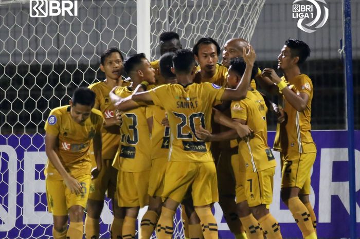 Pemain Bhayangkara FC merayakan gol yang disarangkan Hansamu Yama Pranata ke gawang Tira-Persikabo pada pekan ke-26 Liga 1 2021-2022.