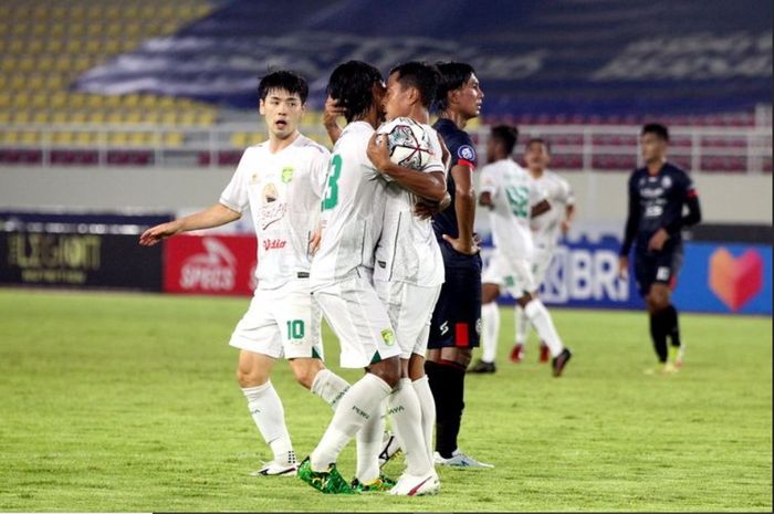 Pemain Persebaya Surabaya Taisei Marukawa, Ady Setiawan dan Samsul Arif berpelukan seusai menjebol gawang Arema FC pada pertandingan pekan 11 Liga 1 2021 yang berakhir dengan skor 2-2 di Stadion Monahan Solo, Sabtu (6/11/2021) malam.