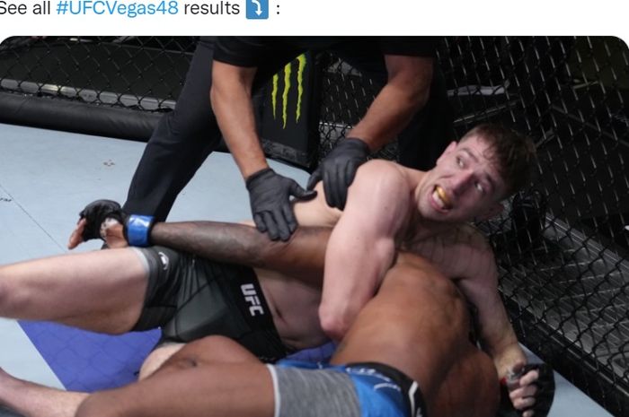 Kyle Daukaus menang kuncian atas Jamie Pickett di UFC Vegas 48, Minggu (20/2/2022) WIB.