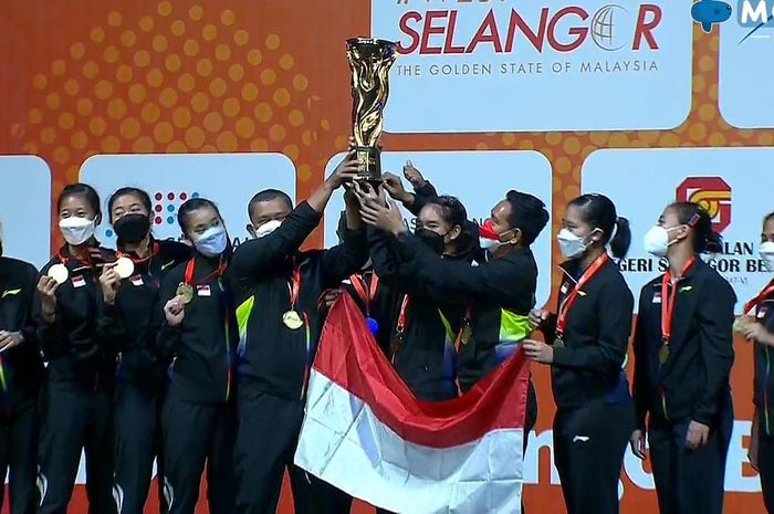 Tim putri Indonesia saat seremoni penyerahan piala Kejuaraan Beregu Asia 2022 di Setia City Convention Centre, Selangor, Malaysia, Minggu (20/2/2022).