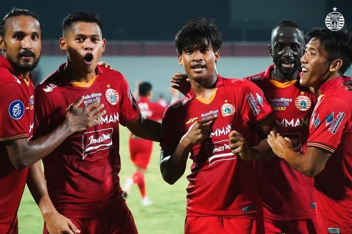 Pemain Persija Jakarta melakukan selebrasi setelah berhasil mencetak gol kedua saat pertandingan melawan Persik Kediri dalam laga pekan ke-26 di Stadion Kapten I Wayan Dipta, Gianyar, Sabtu (19//2/2022).