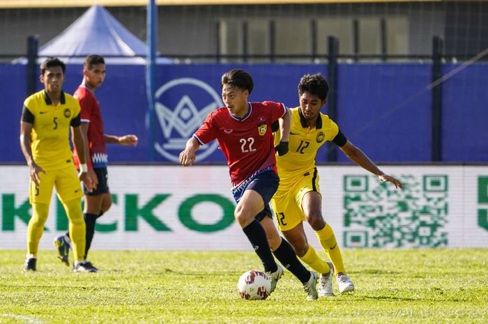 Timnas U-23 Laos menghadapi Timnas U-23 Malaysia (kuning)