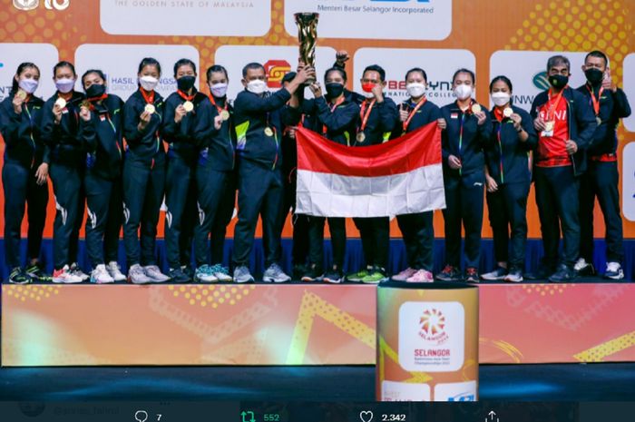 Tim putri Indonesia mengangkat trofi juara Kejuaraan Beregu Asia 2022 di Setia City Convention Center, Shah Alam, Selangor, Malaysia, Minggu (20/2/2022)
