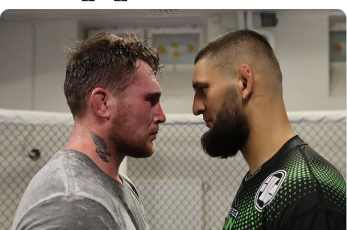 Khamzat Chimaev (kanan) menyibak penyebab yang membuat sohibnya, Darren Till (kiri) kalah di duel terakhirnya